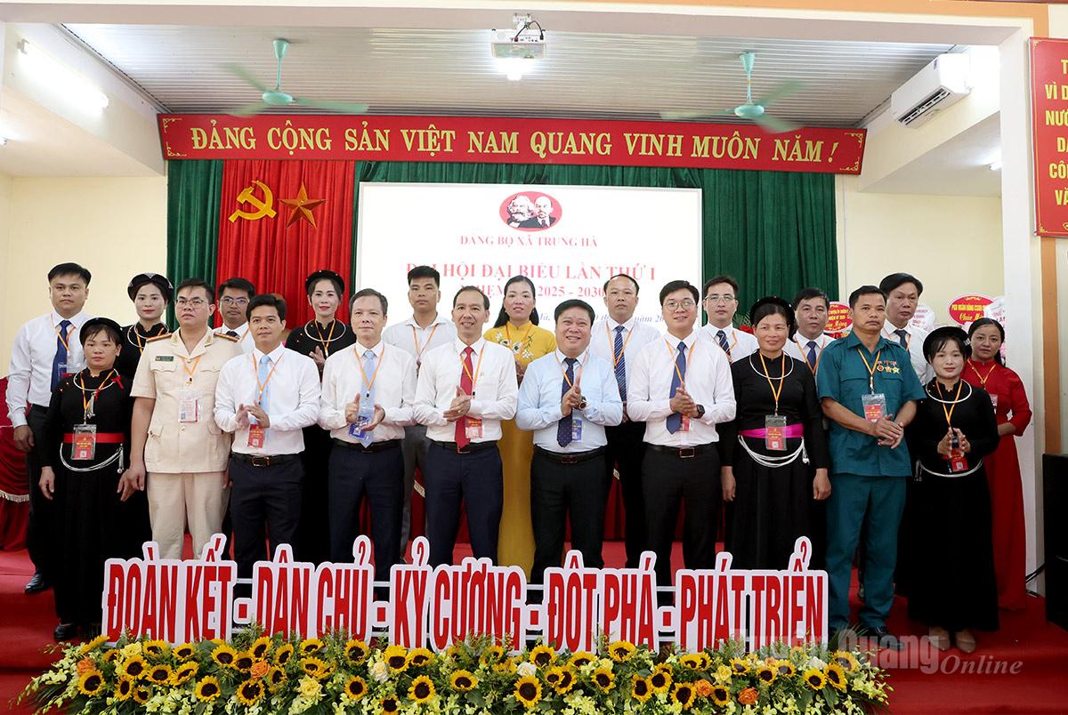 Đồng chí Mai Đức Thông, Ủy viên BCH Đảng bộ tỉnh, Tổng Biên tập Báo và phát thanh, truyền hình Tuyên Quang và các đại biểu chụp ảnh lưu niệm cùng BCH Đảng bộ xã Trung Hà, nhiệm kỳ 2025-2030.