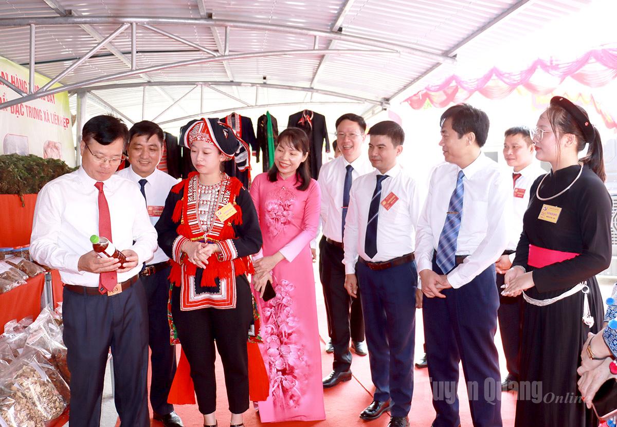 Các đại biểu tham quan gian hàng trưng bày các sản phẩm nông sản đặc trưng của xã Liên Hiệp. Ảnh: Diệu Kế