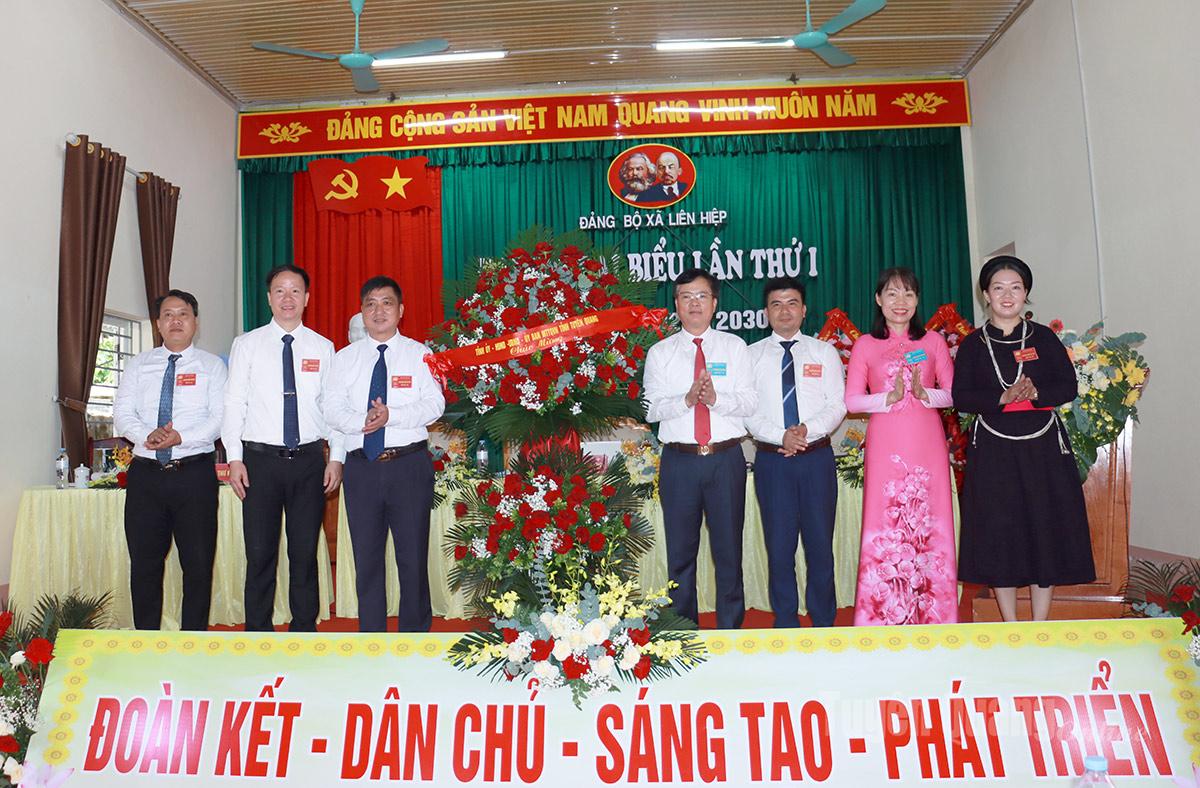 Chủ nhiệm Ủy ban Kiểm tra Tỉnh ủy Trần Quang Minh tặng hoa chúc mừng Đại hội đại biểu Đảng bộ xã Liên Hiệp.
