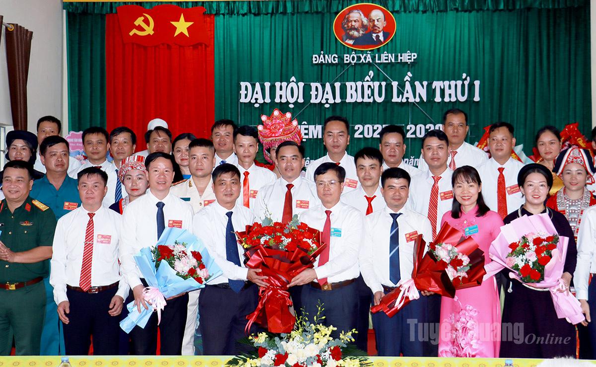 Chủ nhiệm Ủy ban Kiểm tra Tỉnh ủy Trần Quang Minh chụp ảnh lưu niệm và tặng hoa chúc mừng Ban Chấp hành Đảng bộ xã Liên Hiệp, nhiệm kỳ 2025-2030.