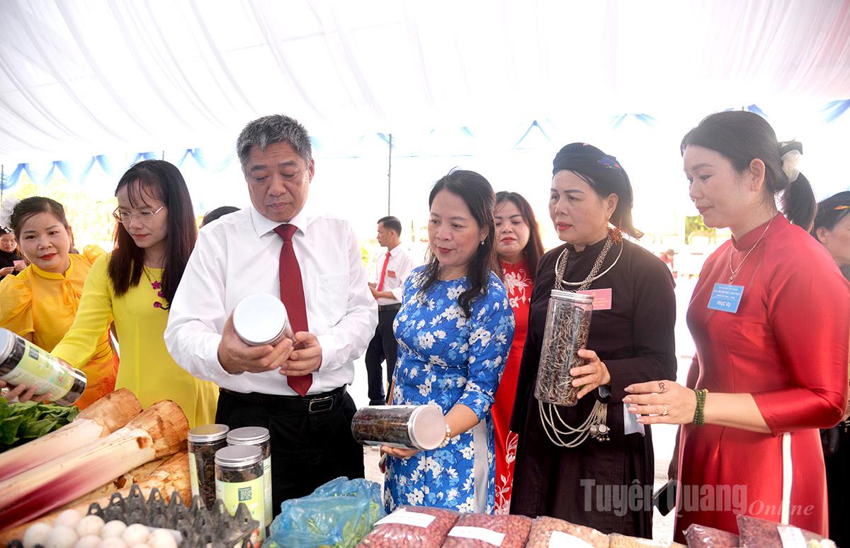 Đồng chí Phó Bí thư chuyên trách Đảng ủy các cơ quan Đảng tỉnh Nguyễn Hồng Trang tham quan các sản phẩm đặc trưng của xã Yên Thành.
