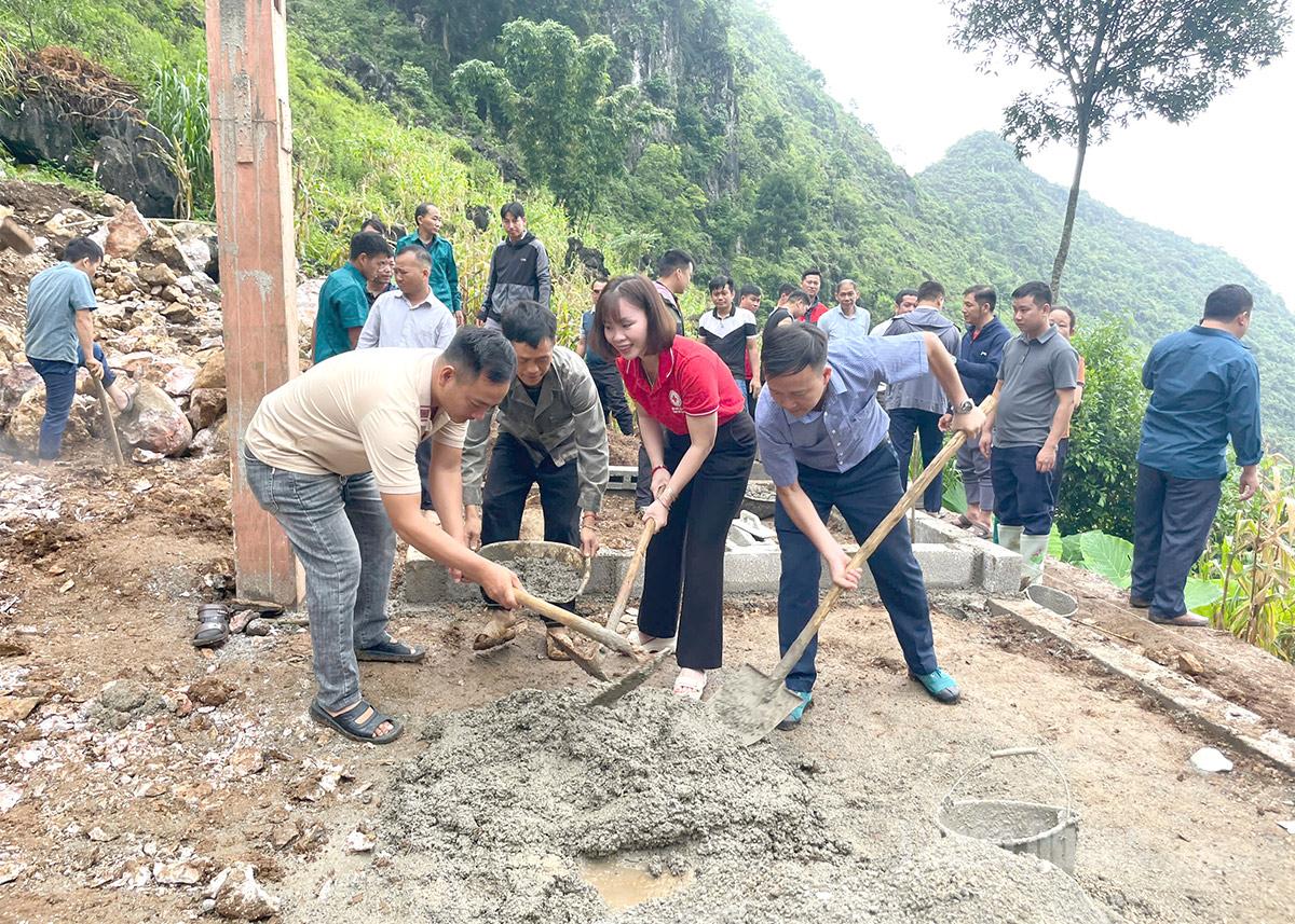Các đại biểu khởi công xây dựng nhà mới cho các hộ gia đình thôn Làng Tỉnh Rào, xã Khâu Vai, tỉnh Tuyên Quang