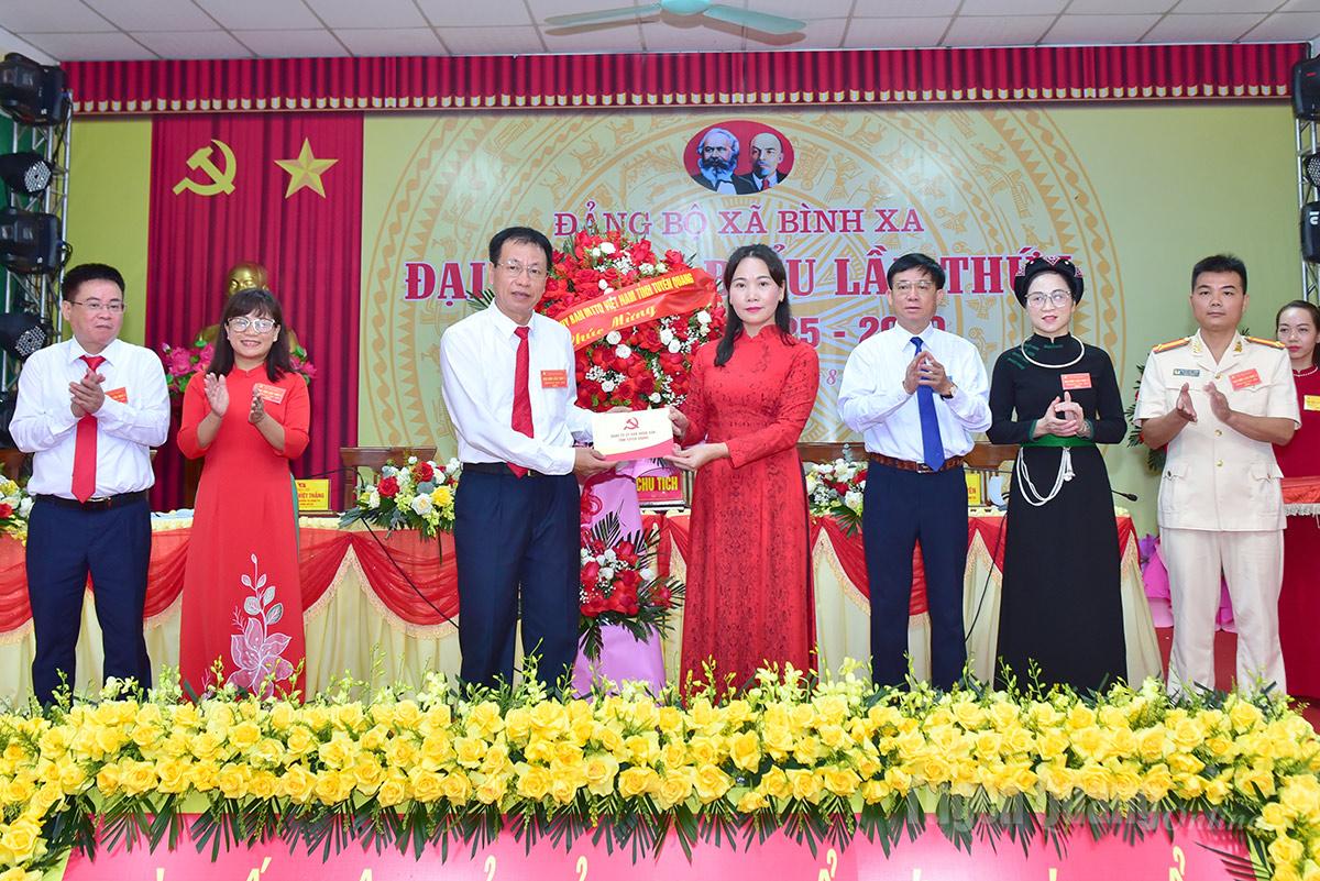 Đồng chí Nông Thị Bích Huệ, Ủy viên Ban Thường vụ Tỉnh ủy, Phó Bí thư Thường trực chuyên trách Đảng ủy UBND tỉnh tặng quà Quỹ Khuyến học xã.