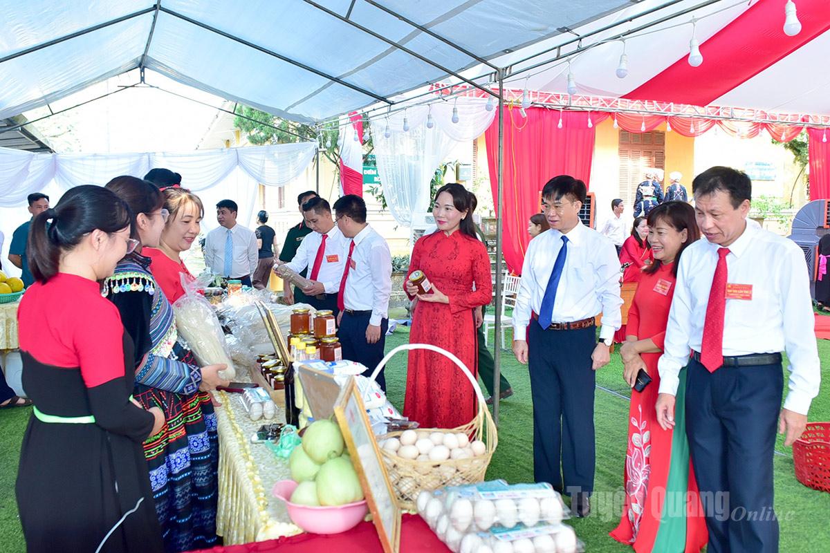 Đồng chí Phó Bí thư Thường trực chuyên trách Đảng ủy UBND tỉnh Nông Thị Bích Huệ và các đại biểu tham quan gian hàng trưng bày giới thiệu sản phẩm nông sản xã Bình Xa.