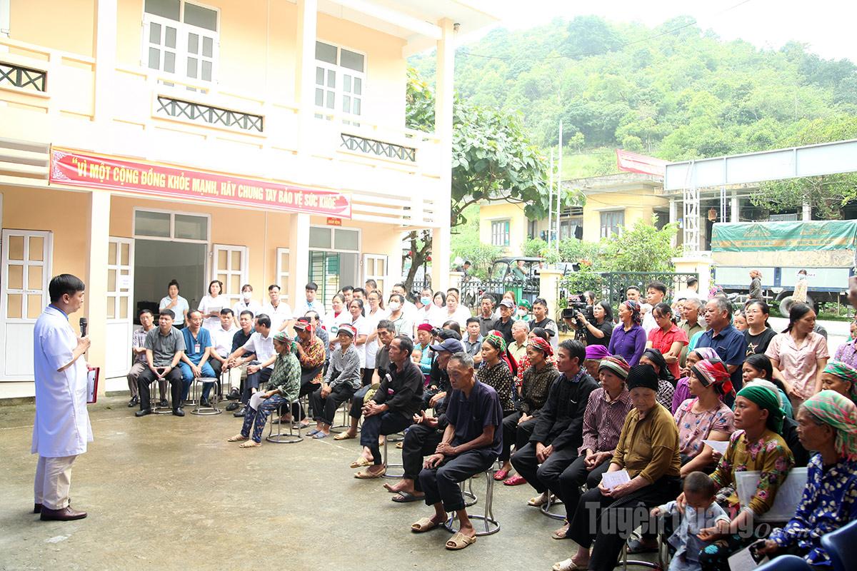 Đông đảo người dân xã Tùng Vài tham gia chương trình.