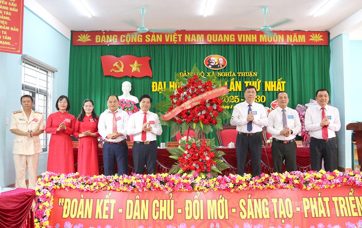 Đồng chí Phùng Tiến Quân, Ủy viên Ban Thường vụ Tỉnh ủy, Trưởng ban Nội chính Tỉnh ủy tặng hoa chúc mừng Đại hội.