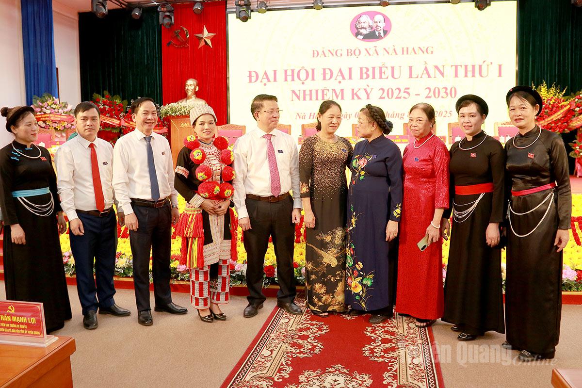 Đại biểu trao đổi bên lề Đại hội.