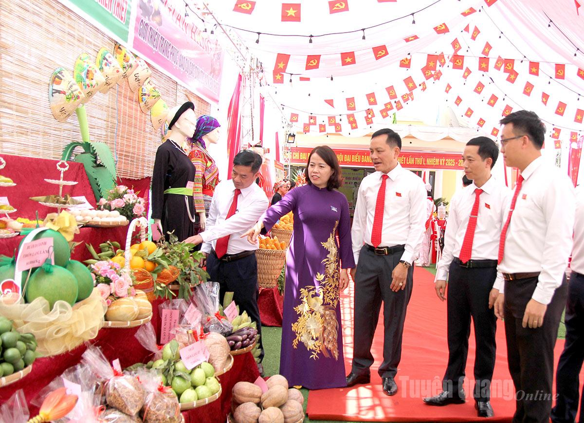 Đồng chí Trưởng Đoàn đại biểu Quốc hội hoạt động chuyên trách khóa XV tỉnh Tuyên Quang Lý Thị Lan chúc mừng Ban Chấp hành Đảng bộ xã Kiến Thiết nhiệm kỳ 2025-2030.