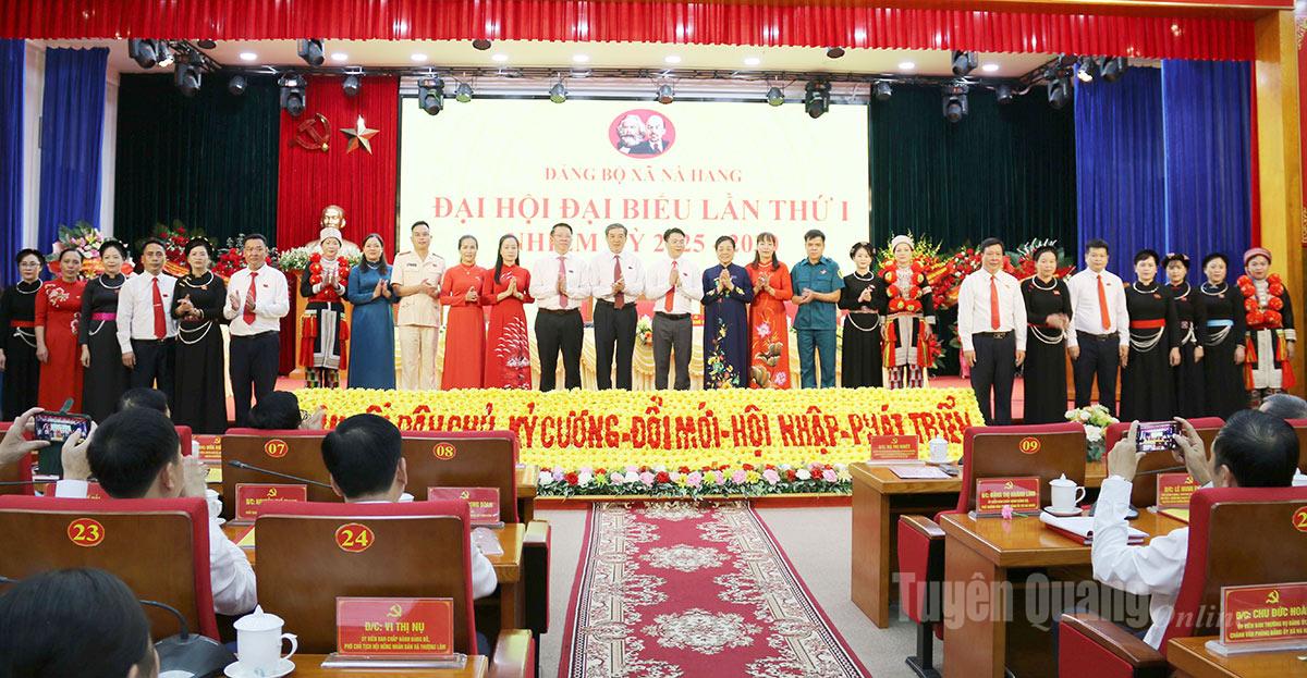 Đồng chí Trần Mạnh Lợi, Uỷ viên Ban Thường vụ Tỉnh uỷ, Trưởng ban Tuyên giáo và Dân vận Tỉnh uỷ chúc mừng Ban Chấp hành Đảng bộ xã Nà Hang nhiệm kỳ 2025 – 2030.