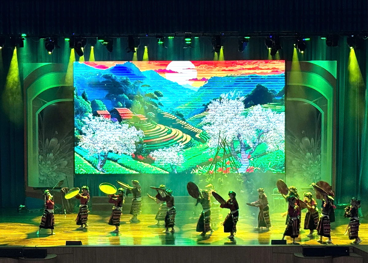 Tiết mục múa Lô Lô Thắm tình quân dân của đoàn Tuyên Quang đoạt HC Bạc tại hội thi.