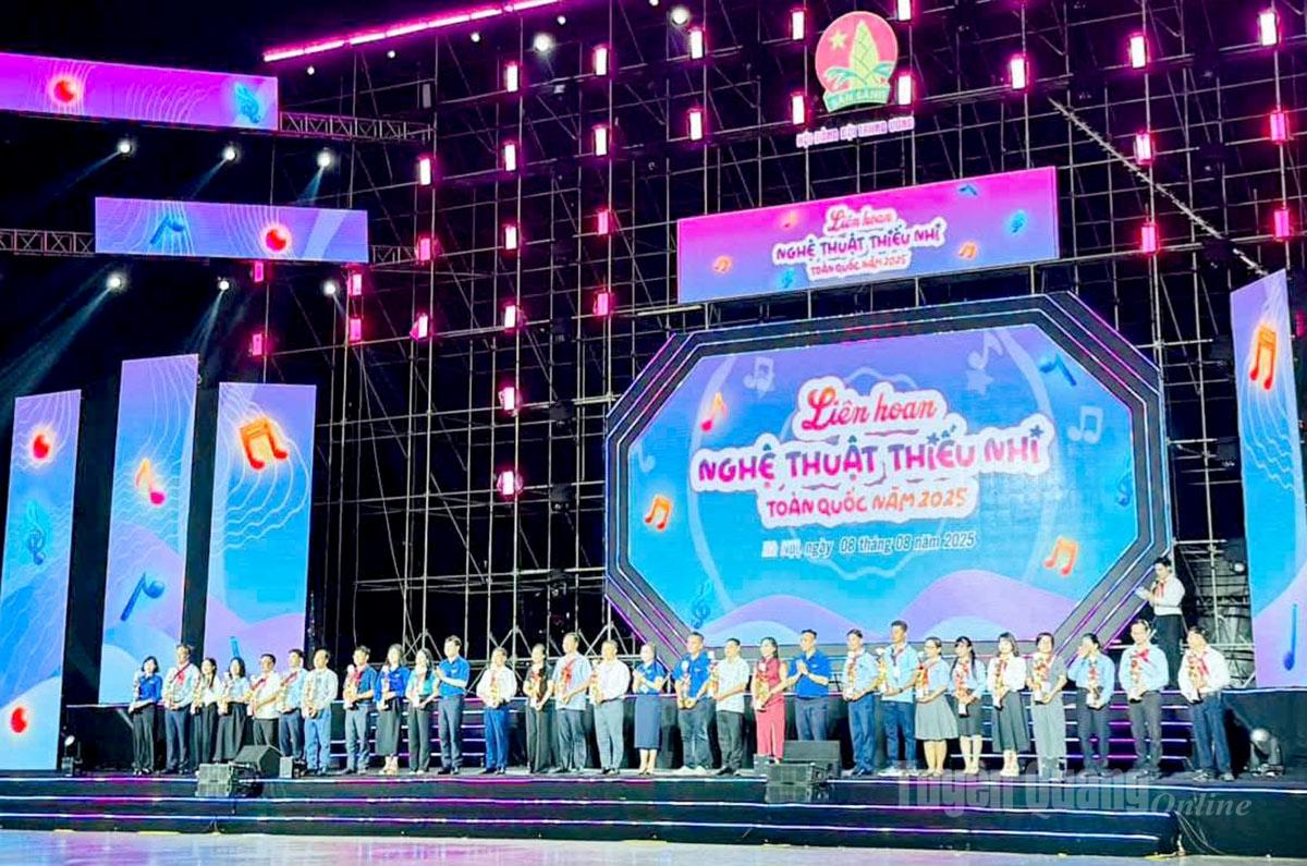BTC tặng hoa và biểu trưng cho các đoàn tham dự liên hoan.