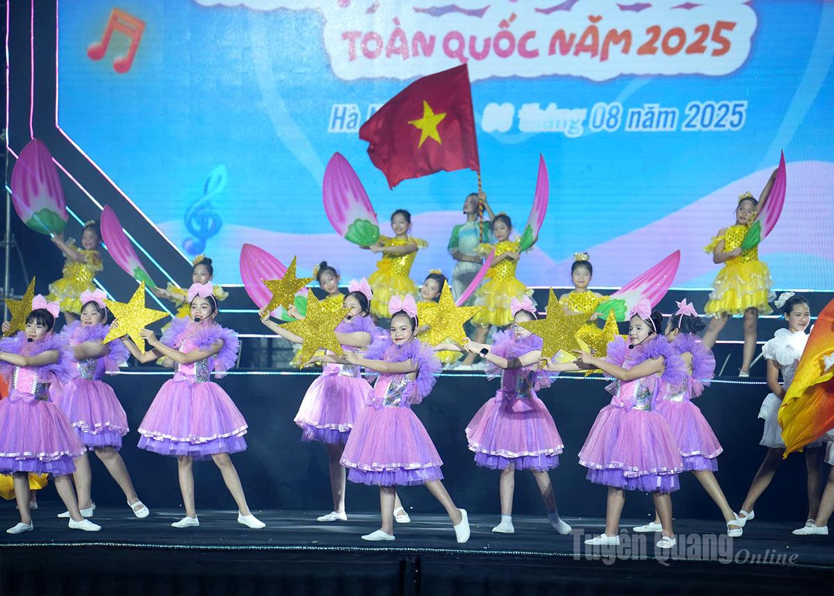 Màn hát múa tham gia Liên hoan của Đội nghệ thuật măng non, Trung tâm Văn hóa - Thể thao Thanh thiếu nhi tỉnh.