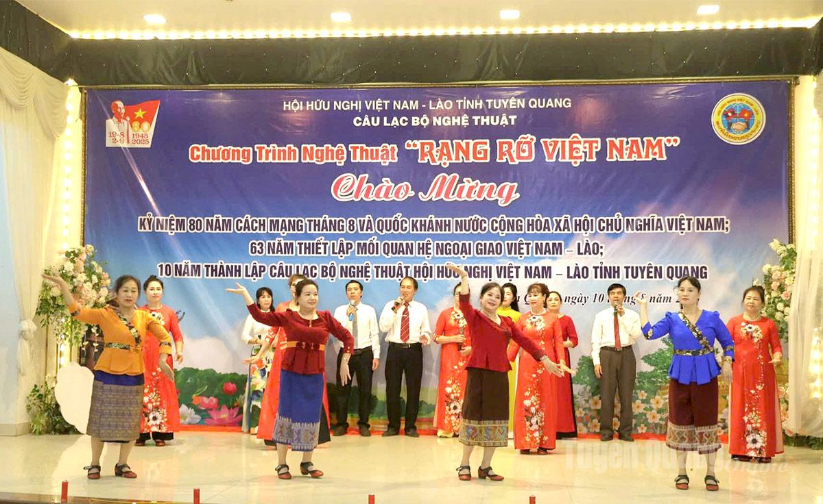Tiết mục của CLB nghệ thuật Hội Hữu nghị Việt Nam - Lào tỉnh Tuyên Quang tham gia giao lưu trong chương trình.