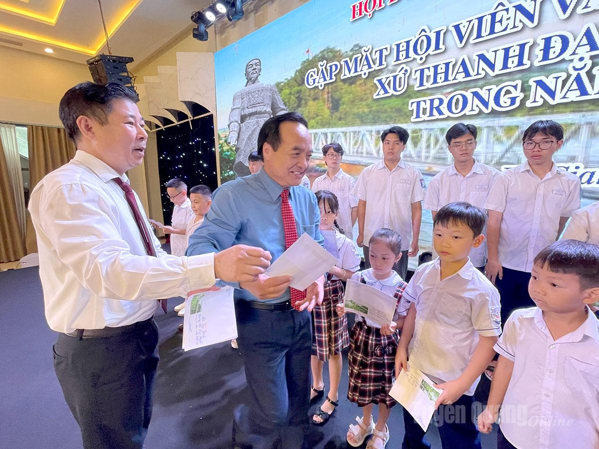 Chủ tịch Hội Đồng hương Thanh Hóa tại phường Hà Giang 1-2 Phạm Công Nhân trao quà khuyến học cho các cháu học sinh