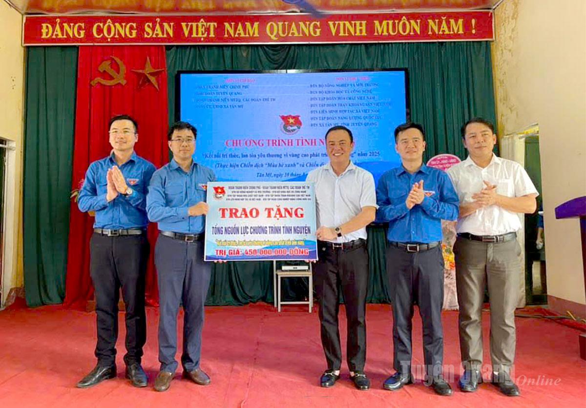 Đại diện đoàn tình nguyện trao hỗ trợ các công trình, phần việc thanh niên cho lãnh đạo xã Tân Mỹ.