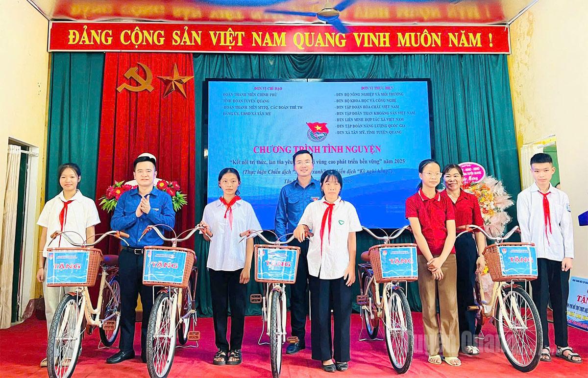 Đại diện đoàn tình nguyện trao hỗ trợ các công trình, phần việc thanh niên cho lãnh đạo xã Tân Mỹ.