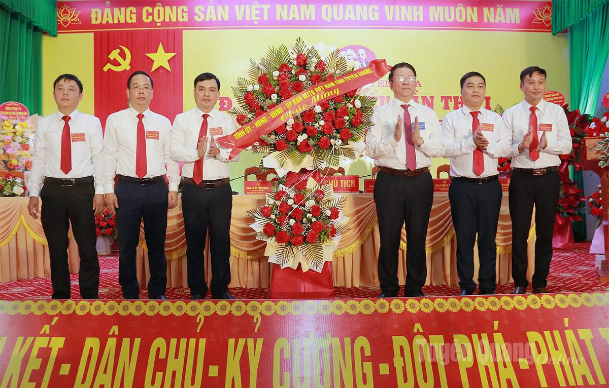Đồng chí Trần Mạnh Lợi, Uỷ viên Ban Thường vụ Tỉnh uỷ, Trưởng ban Tuyên giáo và Dân vận Tỉnh uỷ tặng lẵng hoa chúc mừng Đại hội.