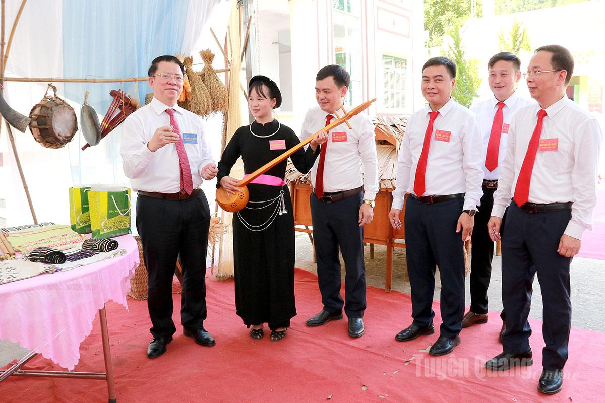 Đồng chí Trần Mạnh Lợi, Uỷ viên Ban Thường vụ Tỉnh uỷ, Trưởng ban Tuyên giáo và Dân vận Tỉnh uỷ trải nghiệm nét văn hoá truyền thống dân tộc Tày bên lề Đại hội.