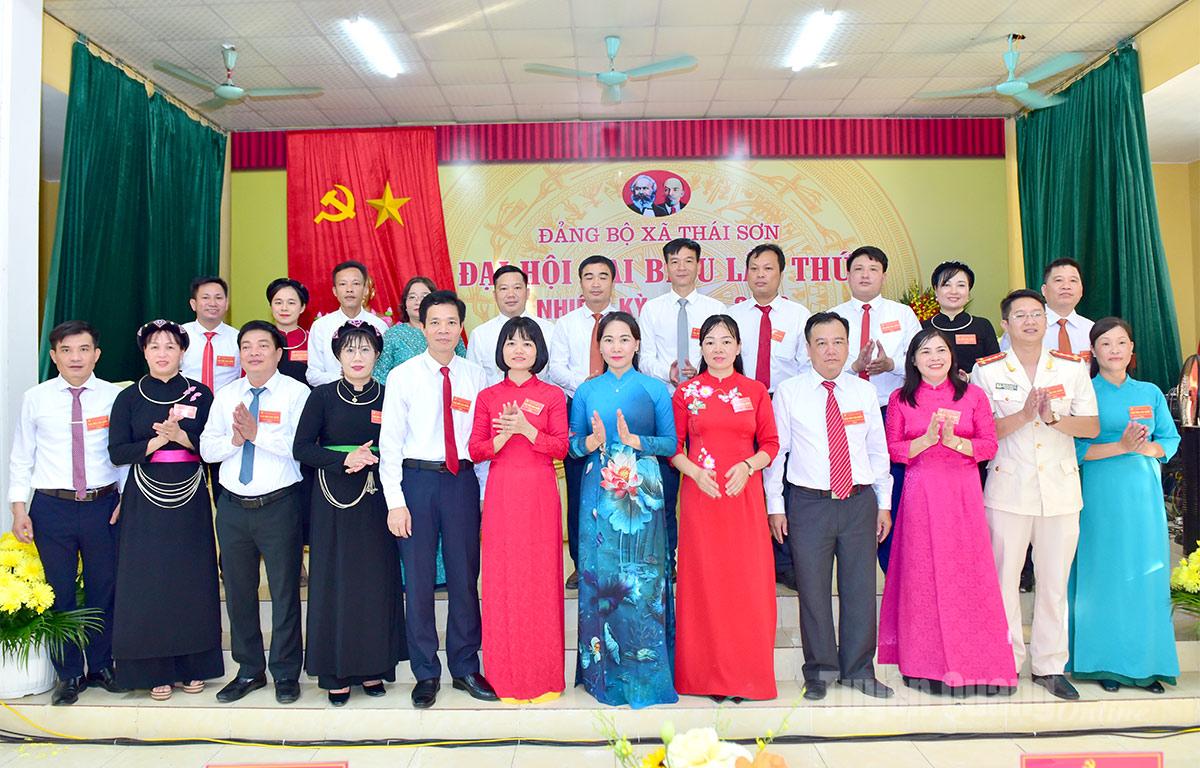  Đồng chí Phó Bí thư Thường trực chuyên trách Đảng ủy UBND tỉnh Nông Thị Bích Huệ chụp ảnh lưu niệm cùng Ban chấp hành Đảng bộ xã Thái Sơn, nhiệm kỳ 2025-2030.