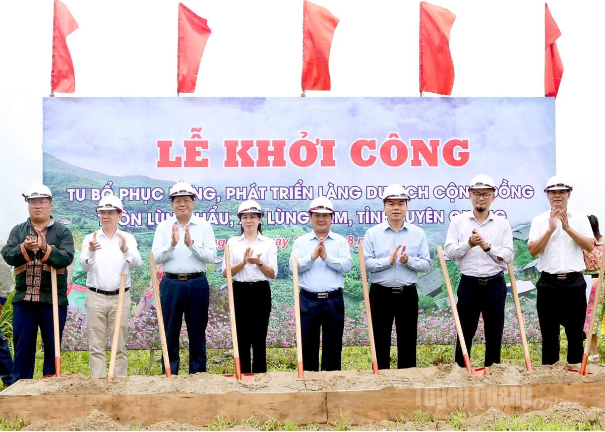  Bí thư Tỉnh ủy Hầu A Lềnh và các đồng chí lãnh đạo tỉnh, các đại biểu thực hiện nghi thức khởi công dự án.