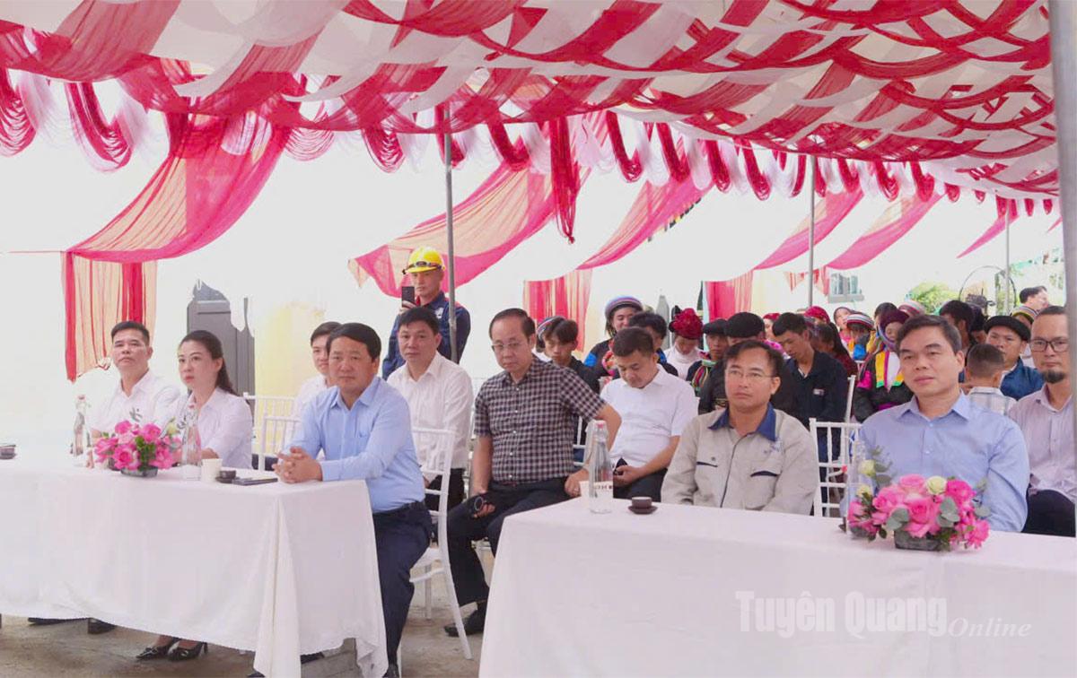 Các đồng chí lãnh đạo tỉnh và đại biểu dự buổi lễ.