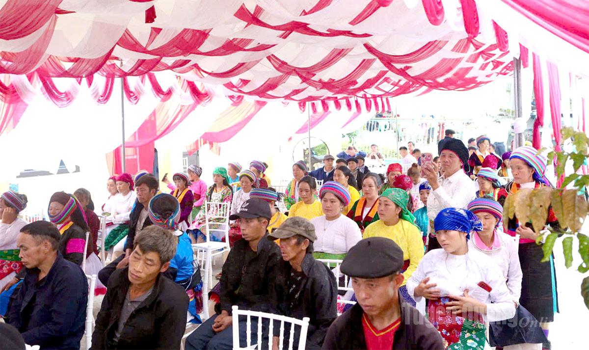 Bà con thôn Lùng Hẩu tham dự buổi lễ.