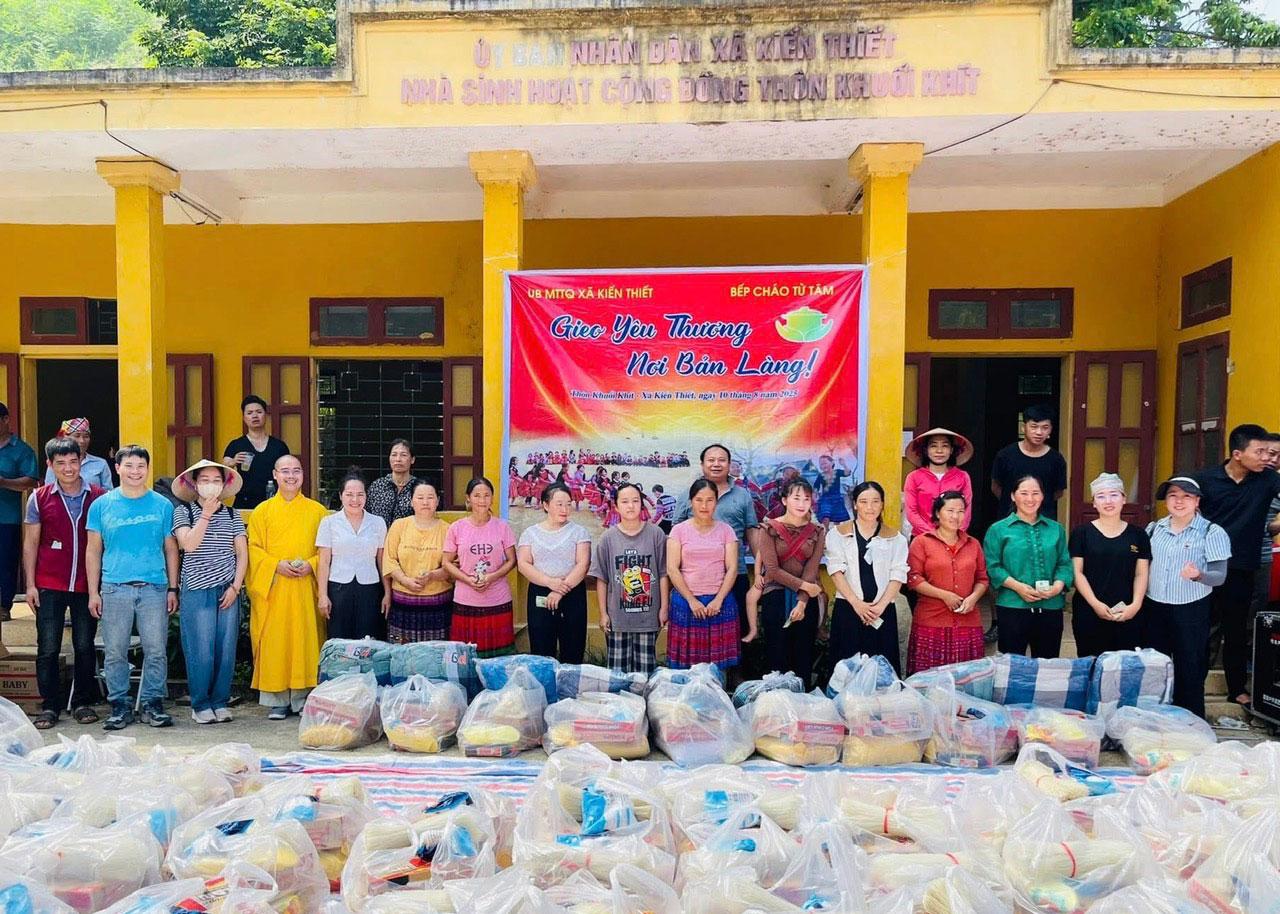 Các đại biểu tặng quà cho bà con nhân dân thôn Khuổi Khít, xã Kiến Thiết, tỉnh Tuyên Quang.