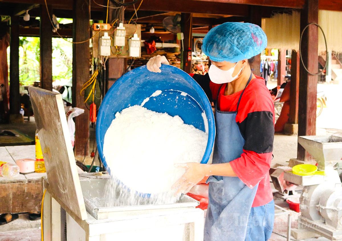 The flour is then mixed with water and a touch of oil, creating a smooth, elastic texture that makes the vermicelli both soft and chewy.