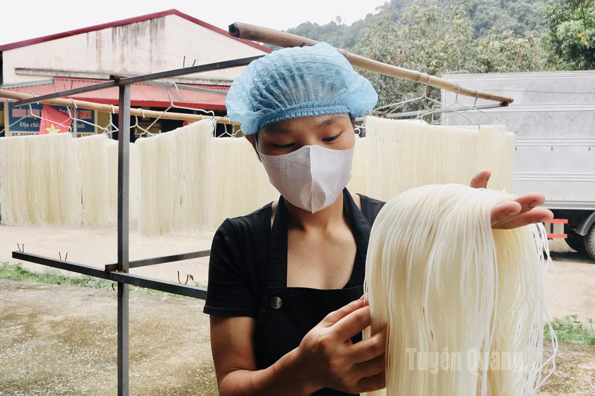 According to Mrs. Thuyet, production peaks in the seventh lunar month and during Tet. The selling price of white vermicelli is VND30,000- VND35,000 per kilogram, while the five-colored variety ranges from VND40,000 - VND45,000.