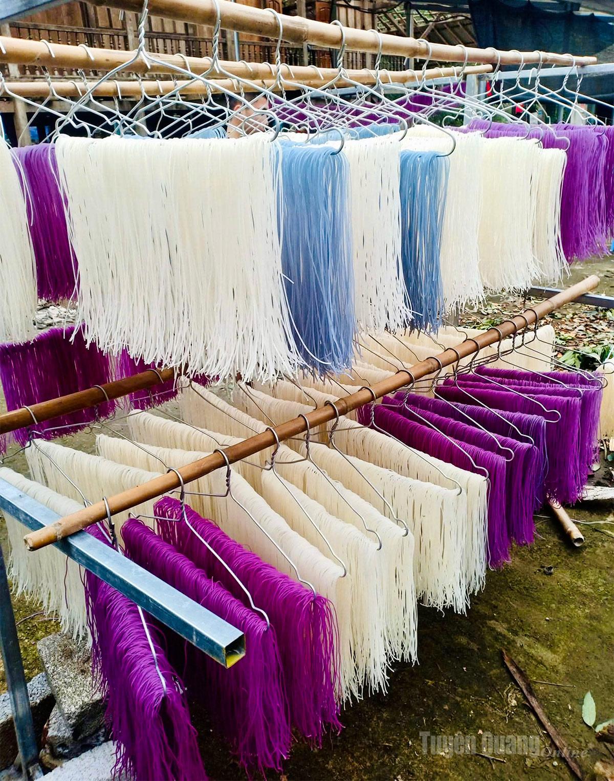 Strands in white, purple, and green stretch in long rows, forming a mesmerizing scene that few can turn away from.