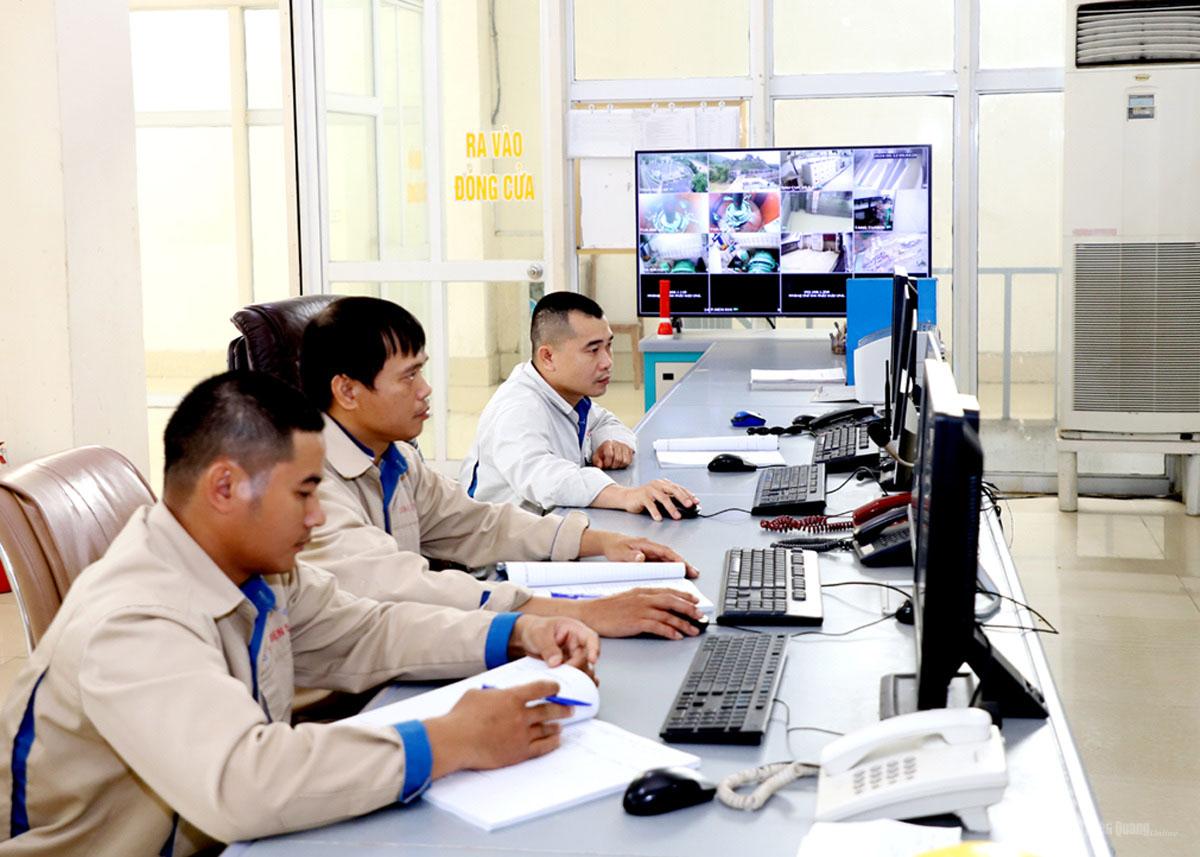 Đội ngũ cán bộ, kỹ sư Nhà máy Thủy điện Sông Miện 5 trực vận hành xả lũ theo đúng quy định.