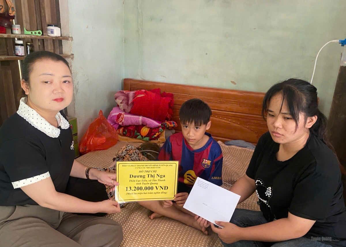 Đại diện Báo và phát thanh, truyền hình Tuyên Quang cùng các nhà hảo tâm trao tặng tiền hỗ trợ cho gia đình chị Dương Thị Nga.