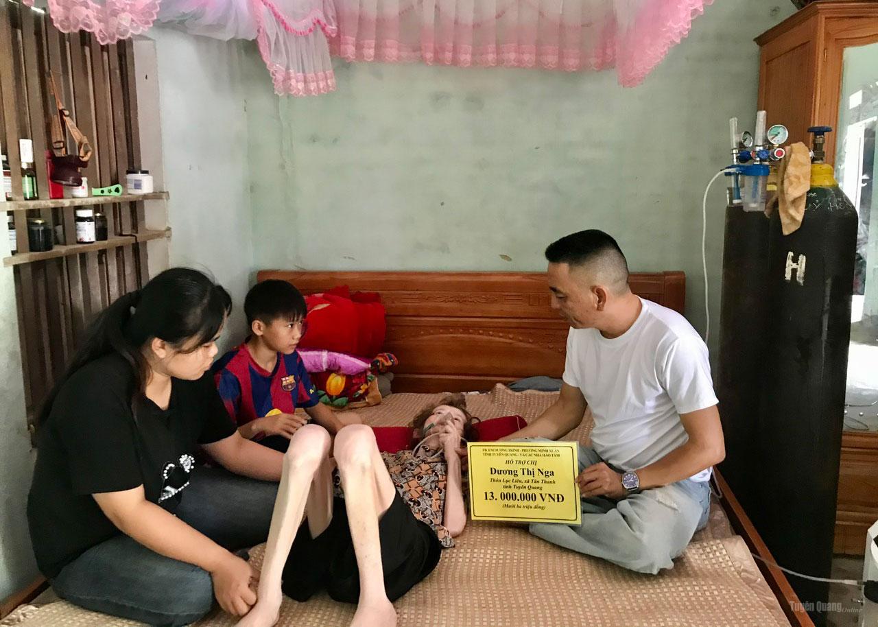 Anh Lã Trung Hiếu, đại diện Facebook chị Dương Trinh, phường Minh Xuân trao tiền hỗ trợ cho gia đình chị Dương Thị Nga.