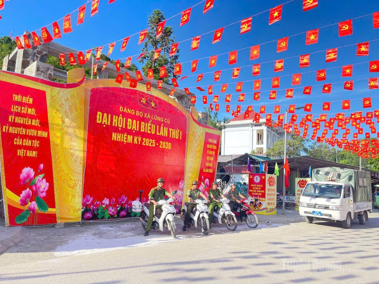 Xã Lũng Cú rực rỡ cờ hoa chào mừng Đại hội Đảng bộ xã lần thứ I, nhiệm kỳ 2025 - 2030.