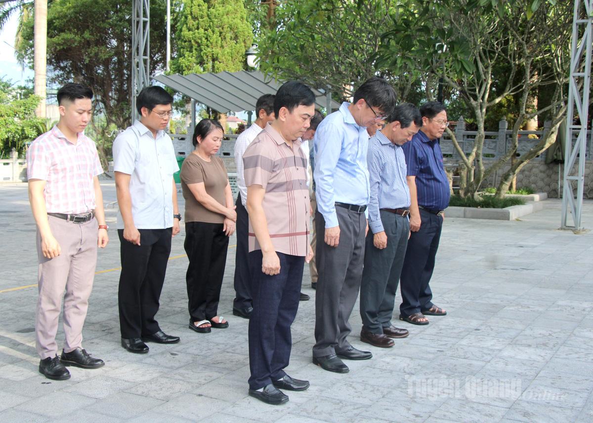 Các đại biểu dành phút mặc niệm tưởng nhớ các AHLS.