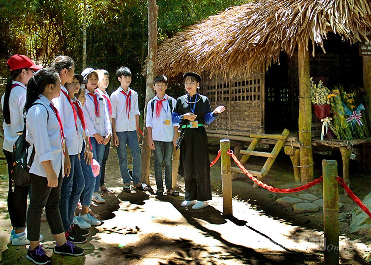 Tuyên truyền cho học sinh về ý nghĩa lịch sử của Di tích lịch sử Quốc gia đặc biệt Tân Trào.                                              