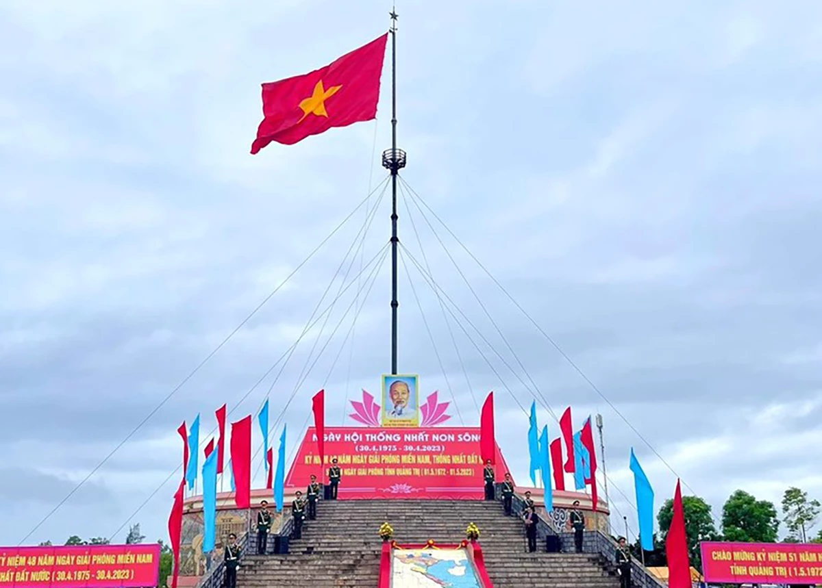 Lễ thượng cờ kỷ niệm 
Ngày hội thống nhất non sông
tại Bến Hải, Quảng Trị.