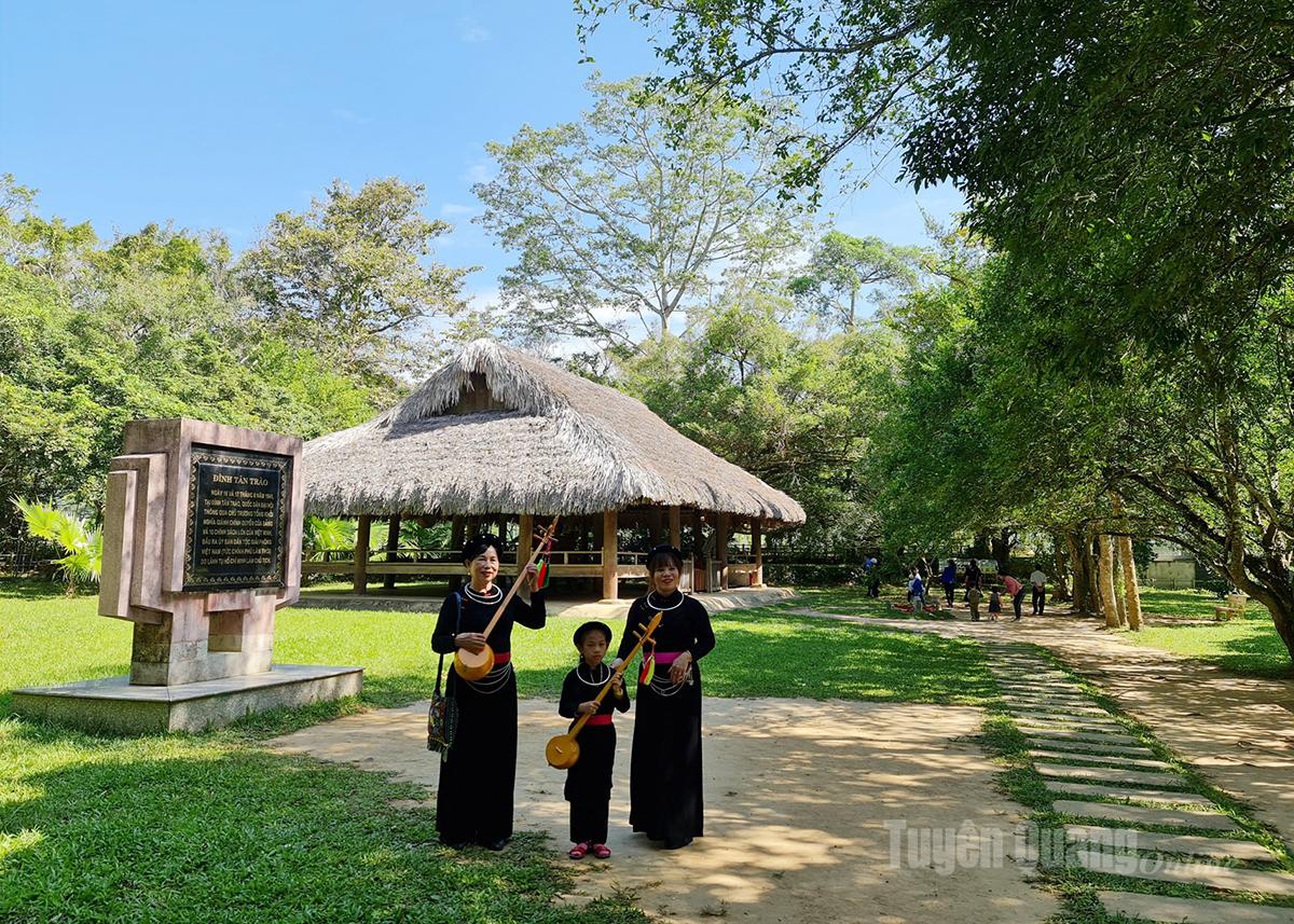 Đình Tân Trào, xã Tân Trào - Nơi diễn ra Đại hội Quốc dân Tân Trào (8/1945).