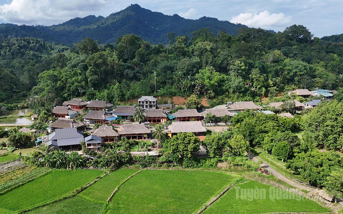 Làng văn hóa Tân Lập nằm trong quần thể Khu di tích Quốc gia đặc biệt Tân Trào.