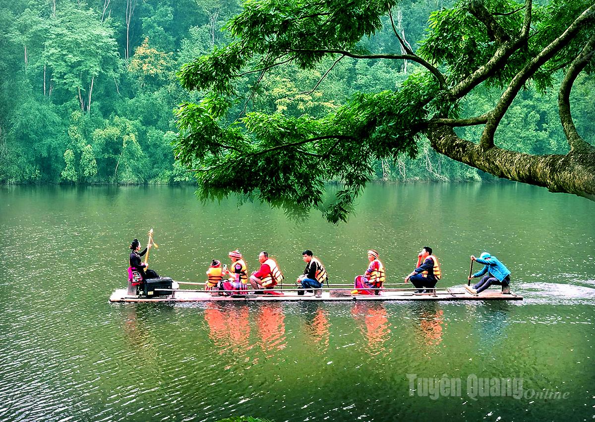 gồi trên mảng giữa hồ Nà Nưa, du khách lắng nghe làn điệu hát Then - một trải nghiệm thú vị.