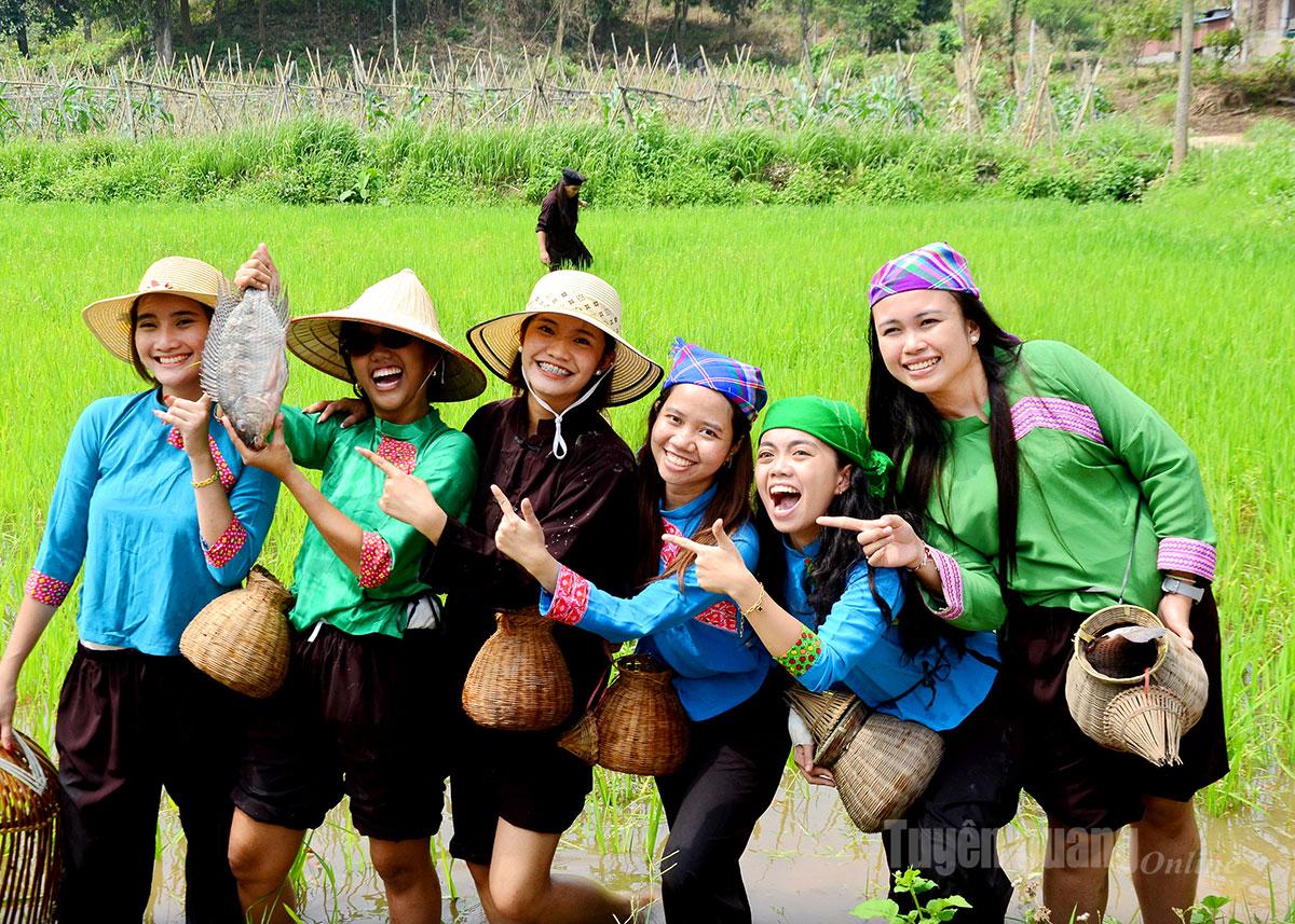 Tourists from the Philippines enjoy experiences like catching fish in the fields.