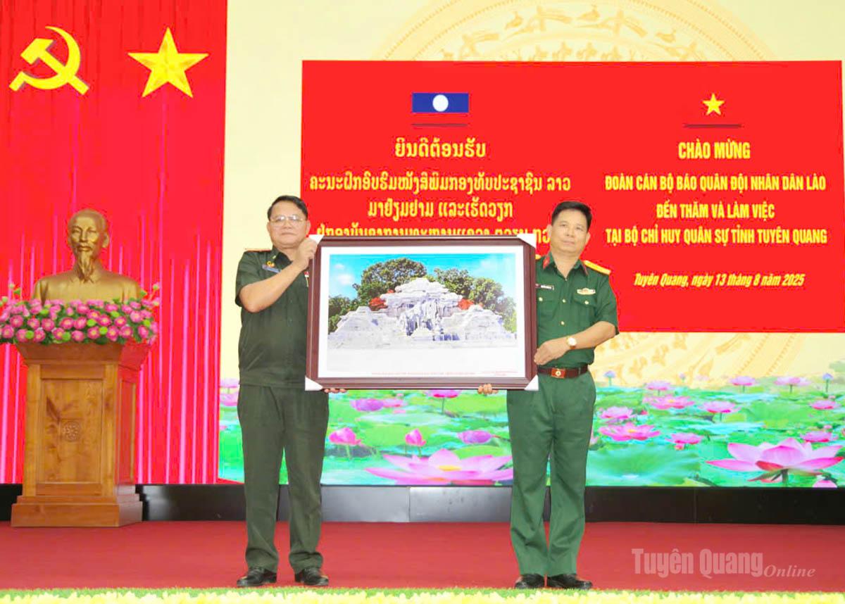 Bộ CHQS tỉnh Tuyên Quang tặng quà lưu niệm cho đoàn công tác Báo Quân đội nhân dân Lào.