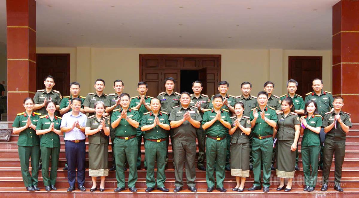 Các đồng chí lãnh đạo Bộ CHQS tỉnh Tuyên Quang, Báo Quân đội nhân dân Việt Nam, Báo Quân đội nhân dân Lào cùng chụp ảnh lưu niệm.