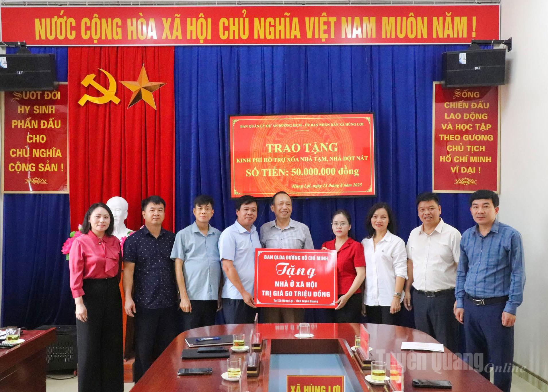 Ban Quản lý Dự án đường Hồ Chí Minh đoạn Chợ Chu - Ngã ba Trung Sơn trao kinh phí hỗ trợ xoá nhà tạm cho xã Hùng Lợi.