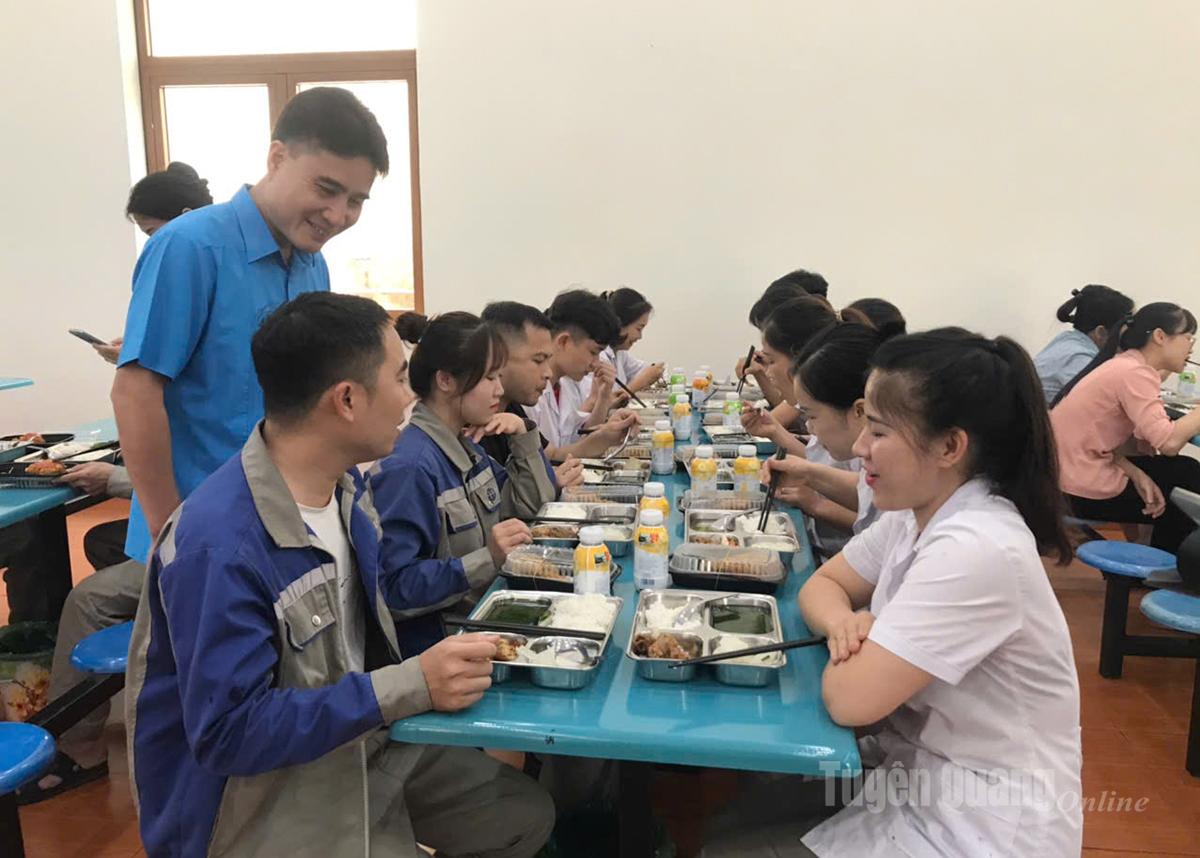 Đoàn viên người lao động Công ty TNHH Gang thép Tuyên Quang phấn khởi bên bữa cơm Công đoàn.