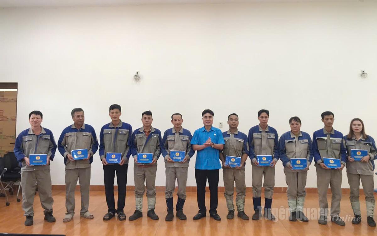 Lãnh đạo Liên đoàn Lao động tỉnh tặng quà cho đoàn viên, người lao động Công ty TNHH Gang thép Tuyên Quang.
