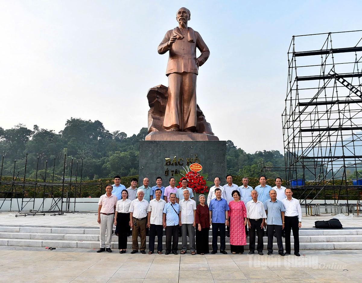 Nhân dịp này, Đoàn đại biểu các đồng chí nguyên lãnh đạo tỉnh đã tới thăm và đặt hoa tại tượng đài Bác Hồ ở Tân Trào.