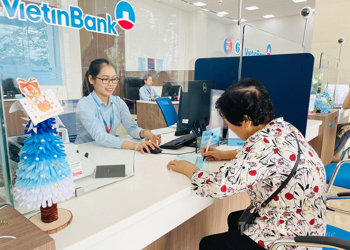 Khách hàng giao dịch tại VietinBank Tuyên Quang.