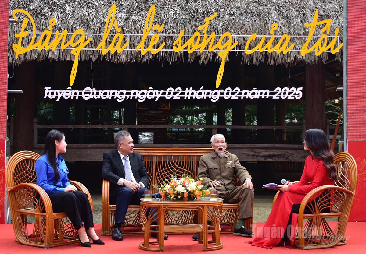 Ông Hoàng Ngọc (ngồi thứ 2 từ phải qua trái) kể chuyện ông Ké (Bác Hồ) những ngày sống và làm việc ở Tân Trào.