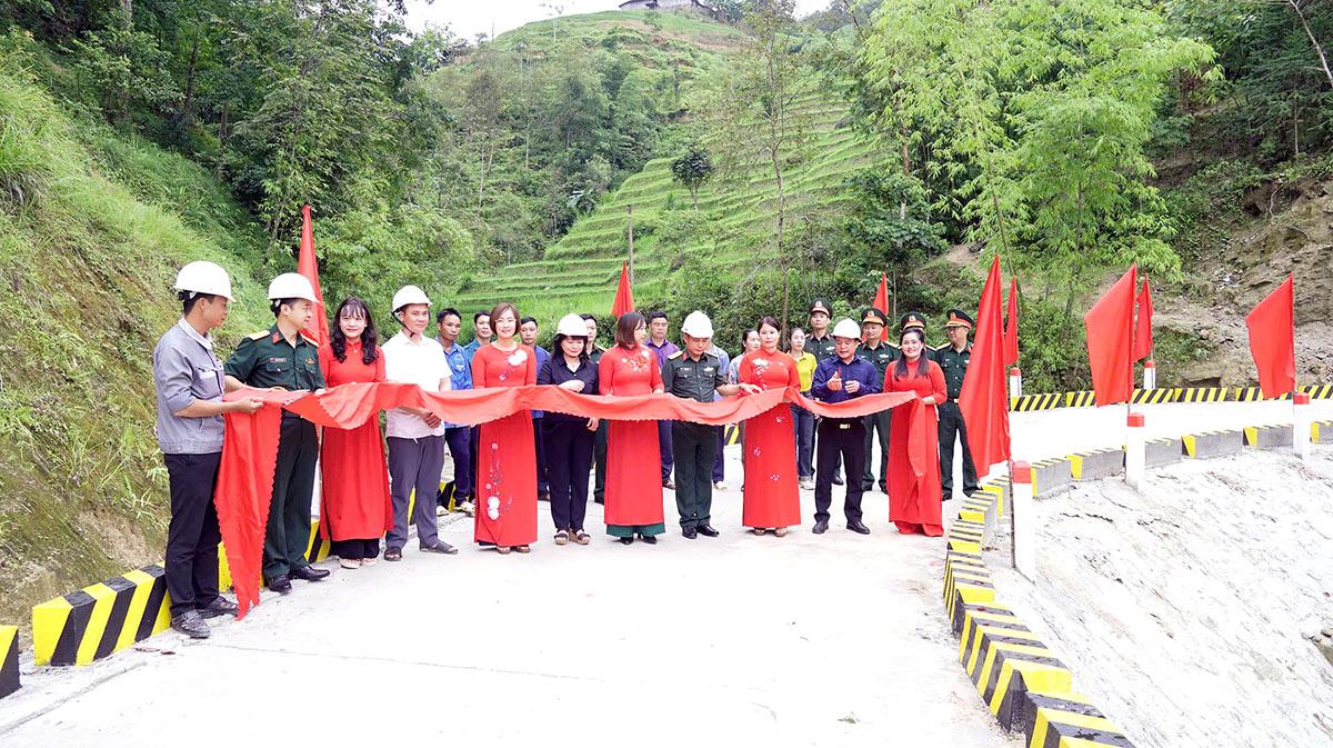Các đại biểu cắt băng khánh thành tuyến đường Suối Thầu – Đông Lợi.